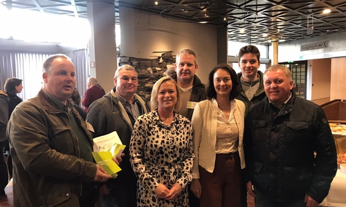 Landtagsabgeordnete Dunja Kreiser und Vizepräsidentin des Europäischen Parlaments Katarina Barley wurden beim Neujahrsempfang der SPD spontan von fünf Landwirten besucht.