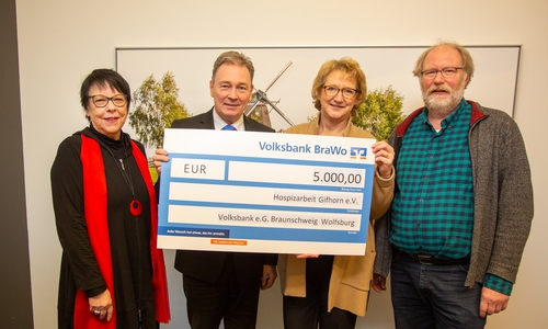 Thomas Fast, Leiter der Direktion Gifhorn von der Volksbank BraWo (2. v. li.), übergibt die Spende an Dr. Dagmar Borkowsky, Ingrid Pahlmann und Pastor Georg Julius von der Hospizarbeit Gifhorn.