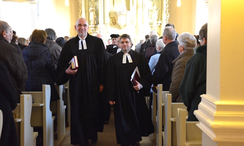 Superintendent Dr. Volker Menke (li.) und Pastor Tobias Reinke beim Auszug aus der Kirche.
