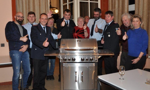 Die Kameraden freuen sich über einen neuen Gasgrill.