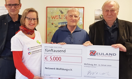 Die NEULAND spendet 5.000 Euro an Netzwerk Wolfsburg. Dabei waren (v.l.n.r.):  Hans-Dieter Brand (Geschäftsführer der NEULAND Wohnungsgesellschaft), Evelin Kayser-Sturm (Gruppenleiterin Netzwerk Wolfsburg), Wilfried Heyse (Vorstand Netzwerk Wolfsburg) und Wilhelm Schulze (Vorstand Netzwerk Wolfsburg)