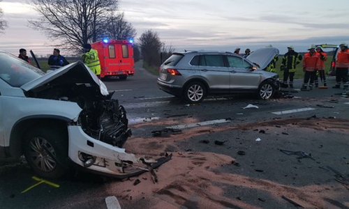 Die Autos waren frontal zusammengestoßen.