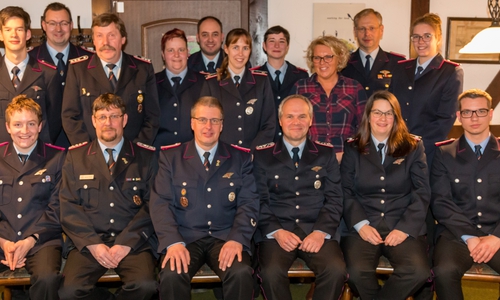 Neu aufgenommene Kameradinnen und Kameraden, von links stellv. Ortsbrandmeister Andreas Künicke, Melanie Ehrenberger, Antonia Schomisch, Gerrit Fritsch, Paul Langermann (verdeckt), Yannick de Weerth, Abschnittsleiter Markus Rischbieter, Nils Siemanowsky, Gemeindebrandmeister Marcus Peters und Ortsbrandmeister Horst Kirsch.