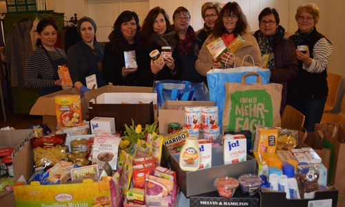 Die Mitglieder des Clubs Soroptimist mit ihren Spenden für die Tafel.