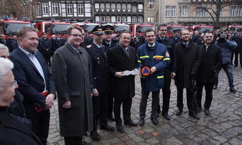 Der Niedersächsische Innenminister Boris Pistorius und der BBK-Präsident Christoph Unger bei der symbolischen Übergabe der Katastrophenschutzfahrzeuge. Der Bundestagsabgeordnete Carsten Müller, Oberbürgermeister Ulrich Markurth und der Landtagsabgeordnete Dr. Christos Pantazis wohnten der Zeremonie neben vielen weiteren Vertreter aus Landes- und Lokalpolitik ebenfalls bei. 