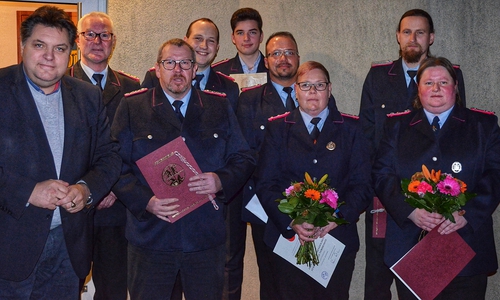 Die Beförderten und Geehrten sowie Gäste der Ortsfeuerwehr Volzum. Vorne von links: Uwe Schäfer, Marco Gutsche, Sandra Bergmann und Katharina Keune. Hinten von links: Jürgen Ebers, Leon Fischer, Fabian Giffhorn, Ronny Blätz und Frank Meier.