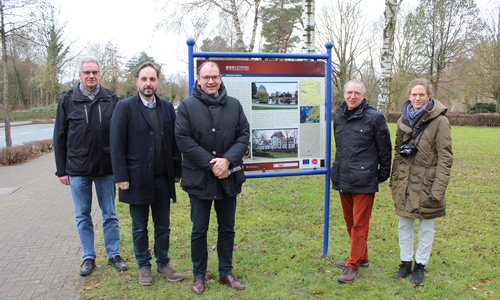 Die an diesem Projekt Beteiligten: Andreas Froböse, Abteilungsleiter Hochbau bei der Stadt Seesen, Dirk Stroschein, Leiter des Städtischen Museums, Bürgermeister Erik Homann, Geschäftsstellenleiter des Regionalverbands Harz e.V., Dr. Klaus George sowie seine Mitarbeiterin Emily Carrell. 