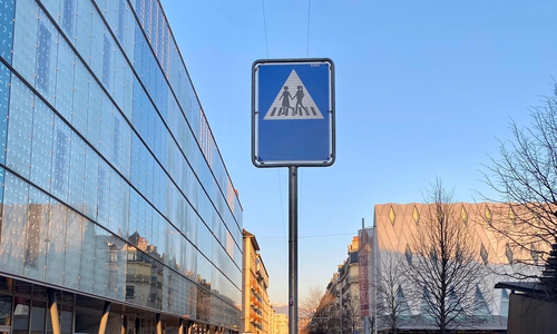 Ein gegendertes Verkehrszeichen in der Genfer Innenstadt.
