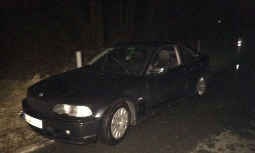 Nachdem der Fahrer eine Schranke passiert hatte, landete er in der Oker. Foto/Video: Aktuell24 (KR)