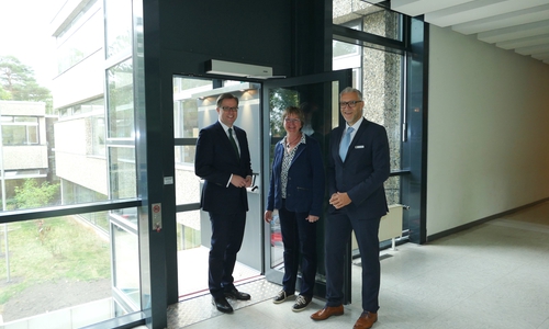 v.l.n.r.: Landrat Dr. Andreas Ebel, Susanne Pilarski, Schulleiterin OHG, und Karsten Kreutzberg, Fachbereichsleiter Schule, vor dem neuen barrierefreien Aufzug.  Fotos: Landkreis Gifhorn