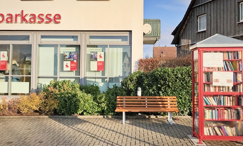 Die Bank neben dem Bücherschrank. Foto: Dr. Alexander Saipa