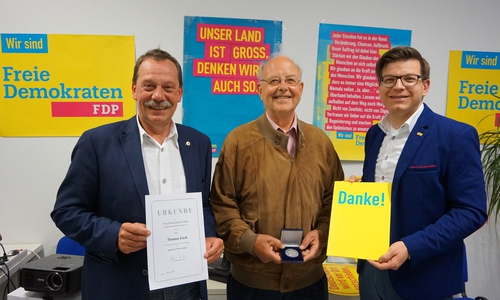 Auf dem vergangenen Kreisparteitag der Freien Demokraten in Wolfenbüttel gab es für Thomas Fach und Hans-Dietrich Politt eine Überraschung. Beide ahnten nicht, dass sie beim Tagesordnungspunkt Ehrungen im Mittelpunkt stehen sollten. Foto: FDP Wolfenbüttel
