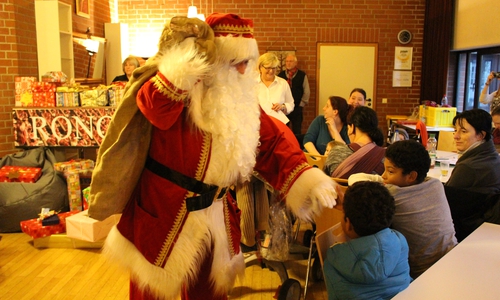 Der Weihnachtsmann begrüßt die Kinder. Foto: Max Förster