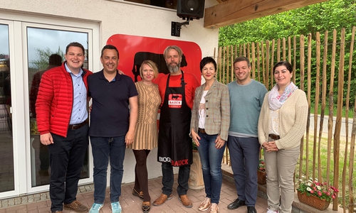 Die Besucher des Bioguts Bauck und ihr Gastgeber. Von links nach rechts: Philipp Raulfs (Mitglied des Landtages), Oliver Lottke (MdL), Lisa Krüger (Pädagogin), Henning Bauck (Marktbeschicker des Wolfsburger Wochemarktes), Immacolata Glosemeyer (MdL), Deniz Kurku (MdL) und Zera Seçkin (parlamentarische Referentin der SPD). Foto: SPD-Landtagsfraktion Niedersachsen