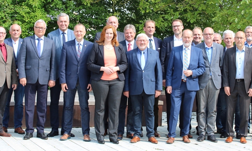 Engagieren sich gemeinsam für einen integrierten Hochwasserschutz an Fuhse, Aue und Erse: Vertreter der 15 Partner unterzeichneten jetzt den Vertrag in Peine. Verbandsvorsteher Hans-Hermann Baas (Mi.) gratulierte Bürgermeisterin Maren Wegener (Mi.) aus Lengede, die zur Sprecherin der neuen Hochwasser-Kooperation Fuhse-Aue-Erse gewählt wurde. Foto: Wasserverband Peine