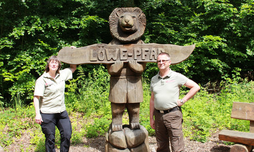 Gabriela Hülse (Leiterin Walderlebniszentrum Waldforum Riddagshausen) am Eingang des LÖWE-Pfads. Fotos und Videos: Nadine Munski-Scholz
