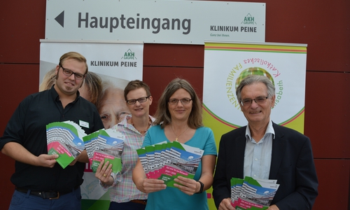 Klinikumssprecher Christian Steins, Kathinka Plett vom Familienzentrum St.  Elisabeth, Dr. Nicole Laskowski vom Familienzentrum Martin Luther und Adolf Stöhr vom Förderverein					Foto: Arnd Laskowski