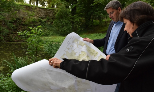 Oberbürgermeister Dr. Oliver Junk wirft einen Blick in die Pläne. Foto: Stadt Goslar