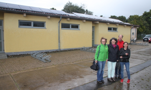 Julia Verlinden (Sprecherin für Energiepolitik der Fraktion von Bündnis
90/Die Grünen im Bundestag), Ghalia El Boustami, Michael Haas und Ulrike
Siemens (Grüne Mitglieder des Kreisverbands Wolfenbüttel) vor dem
Freibad in Hemkenrode (v. li.). Foto: Bündnis 90/Die Grünen