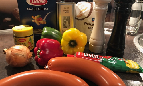 Daraus wird eine Fleischwurstpfanne mit Paprika und Maccheroni. 