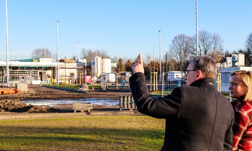 Thomas Pink erläuterte der Landtagsabgeordneten Dunja Kreiser die Baumaßnahmen an der Meesche.