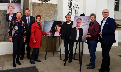 (v.l.): Dunja Kreiser, Dieter Schultz-Seitz, Dörte Weddige-Degenhardt, Dr. Otmar Dyck, Sabine Resch-Hoppstock und Falk Hensel mit den Ausstellungsfotos von Franziska Giffey, Fariba Baleshzar und Christiana Steinbrügge. 