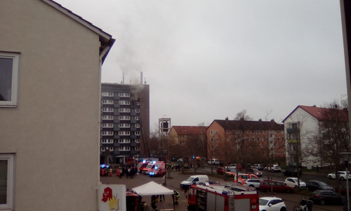 In einem oberen Stockwerk eines Hochhauses ist ein Feuerausgebrochen.