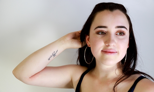 Leoni mit Unterschrift des Vaters. Dieser ist an einem Gehirntumor verstorben, da war sie 15 Jahre.