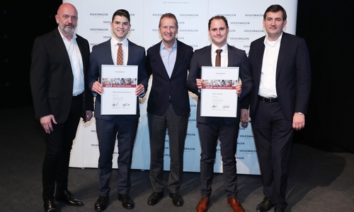 Niels Günther (2.v.r) bei der Preisverleihung mit Bernd Osterloh (Präsident Weltkonzernbetriebsrat, links),  Dr. Herbert Diess (Vorstandsvorsitzender Volkswagen, mitte) und Gunnar Kilian (Vorstand Personal, rechts).
