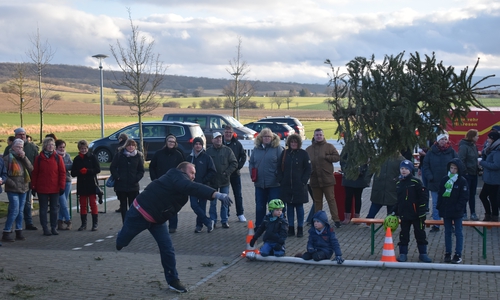 Siegerwurf: Bernd Richter entscheidet das Weihnachtsbaumwerfen der Männer für sich.