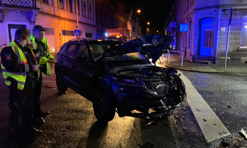 Beide Fahrzeuge mussten abgeschleppt werden.