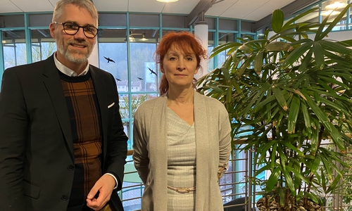 Fachgespräche unter Kollegen: Prof. Dr. med. Inga Zerr, Uni Göttingen,  und Prof. Dr. med. Mark Obermann, Direktor des Zentrums für Neurologie und Ärztlicher Direktor der Asklepios Kliniken Schildautal in Seesen.