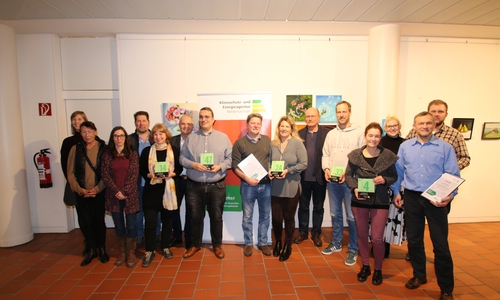 Die ausgezeichneten Immobilieneigner mit Landrat Thomas Brych und Vertreterinnen und Vertretern der KEAN und der ERA.