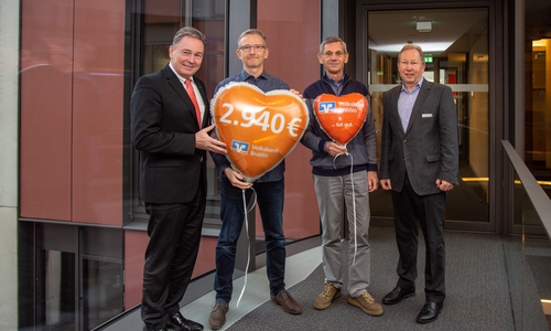 Von links: Thomas Fast, Leiter der Direktion Gifhorn bei der Volksbank BraWo, übergibt die Spende über 2.940 Euro symbolisch mit einem Herzluftballon an Albert Meltzow, Koordinator der Landkreisinitiative „Kinder brauchen Zukunft“, Holger Ploog, Koordinator des Gifhorner Kinderfonds „Kleine Kinder immer satt“ und Dr. Klaus Meister, Fachbereichsleiter Kultur der Stadt Gifhorn. 