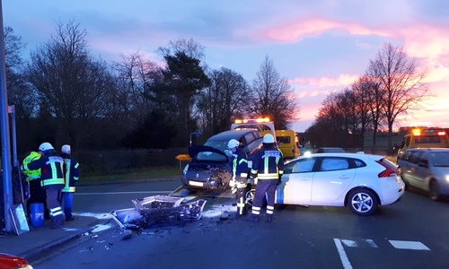Beide Fahrzeuge mussten abgeschleppt werden.
