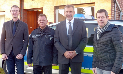 Samtgemeinde Bürgermeister Martin Hartmann, Polizeioberkommissar Andreas Pätz, Leiter des Polizeikommissariats Schöningen Gisbert Hoffmann, Leiter des Kriminalermittlungsdienstes der Schöninger Polizei Peter Schüler (v. li.).