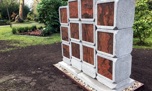 Die neue Urnenwand auf dem St. Stephani-Friedhof am Magdeburger Tor. 
