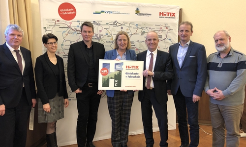 Landrat Martin Skiebe (Landkreis Harz), Carola Schmidt (Geschäftsführerin des Harzer Tourismusverbandes), Michael Frömming (Verbandsgeschäftsführer des SVSN), Christel Wemheuer (Erste Kreisrätin Landkreis Göttingen), Goslars Landrat Thomas Brych, Hennig Brandes (Verbandsdirektor des Regionalverbandes Großraum Braunschweig) und Dr. Friedhart Knolle vom Nationalpark Harz (von links) sehen in dem Urlauber-Ticket HATIX eine echte Bereicherung für den Tourismus im Harz.