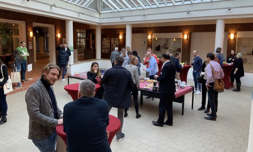 Netzwerken im Foyer.