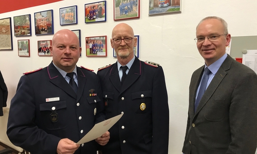 Von links: Gemeindebrandmeister Oderwald Alexander Steek, den geehrten Kameraden Stefan Welzel sowie Samtgemeindebürgermeister Marc Lohmann 