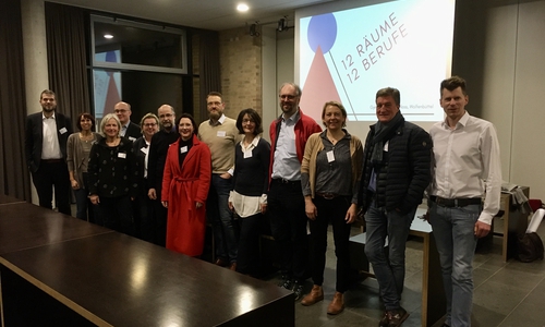 Die Referenten bei der Abschiedsrunde. Von links: Axel Szybay, Alexandra Tomerius, Annegret Jäkel, Birger Wesche, Brita  Kanis, Sven Hagenmann, Stefanie von Wietersheim, Thomas Pantin,  Katharina Gudladt, Frank Soyck, Wiebke Ahl, Martin Roßa und Oliver Behn. Es fehlt: Evgenia Keil.