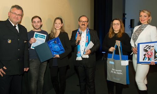 Polizeivizepräsident Roger Fladung, Weltmeisterin Jolyn Beer, Sia und Günter Koschig ehren Anna S. Rößler und Florian Höckmaier für ihre praktizierte Zivilcourage.