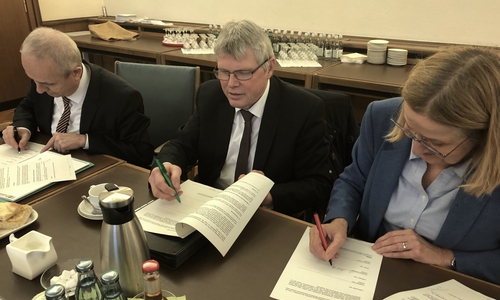 Die Verwaltungsspitzen aus den Landkreisen Goslar, Harz und Göttingen bei der Unterzeichnung des Kooperationsvertrages zum Urlauberticket HATIX.