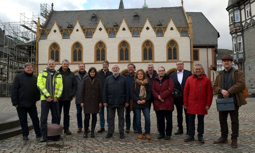 Vertreterinnen und Vertreter der Stadtverwaltung, des Niedersächsischen Landesamtes für Denkmalpflege (NLD), des Arbeitskreises für Hausforschung sowie weitere aus der Bauforschung sind zum Arbeitstreffen rund um das historische Rathaus nach Goslar gekommen.