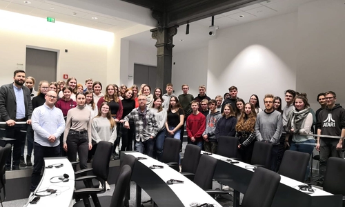 Die Schülerinnen und Schüler der IGS Wallstraße im Niedersächsischen Landtag.