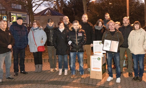 Die Demonstranten von "Fridays gegen Altersarmut". Beim jungen Mann hinten rechts mit Brille soll es sich um den Vorsitzenden der JN Niedersachsen, Sebastian Weigler, handeln.