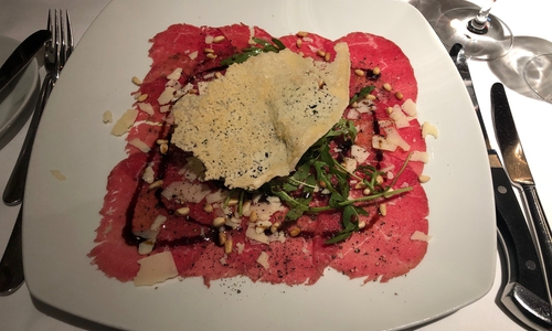 Dieses Carpaccio aus dem Steakhaus OX in Braunschweig wird mit einem Parmesansegel serviert. 