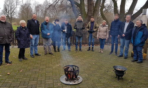 Ein Teil der Gästegruppe beim Forellenräuchern der CDU in Querum.