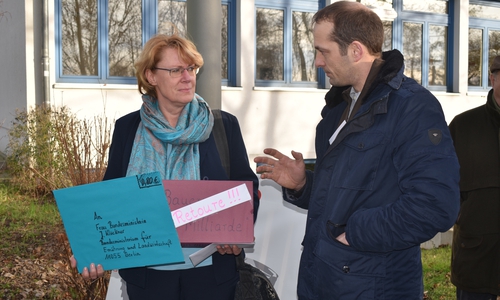 Landwirt Harm Waßmuß überreicht der Landwirtschaftsministerin das Retour-Paket der „Bauernmilliarde“ und den „Blauen Brief“ für Bundesministerin Klöckner.