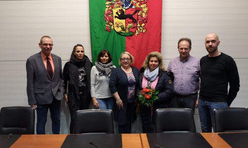 Von links nach rechts: Henrik Kühn (Amtsleiter Bildung/Kultur), Jasmin Özcaliskan (Beisitzerin), Simone Gerlach (Beisitzerin), Jessica Neumann (Stellv. Vorsitzende), Despina Mparoudi (ausscheidendes Vorstandsmitglied), Thorsten Lemke (Vorsitzender), Timo Sahlmann (Beisitzer) .   